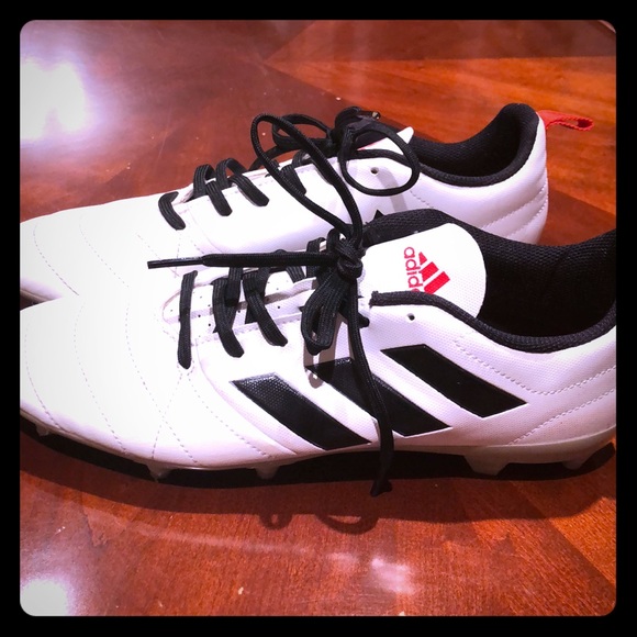 WOMENS ADIDAS SOCCER CLEATS SIZE 10 - Picture 1 of 5